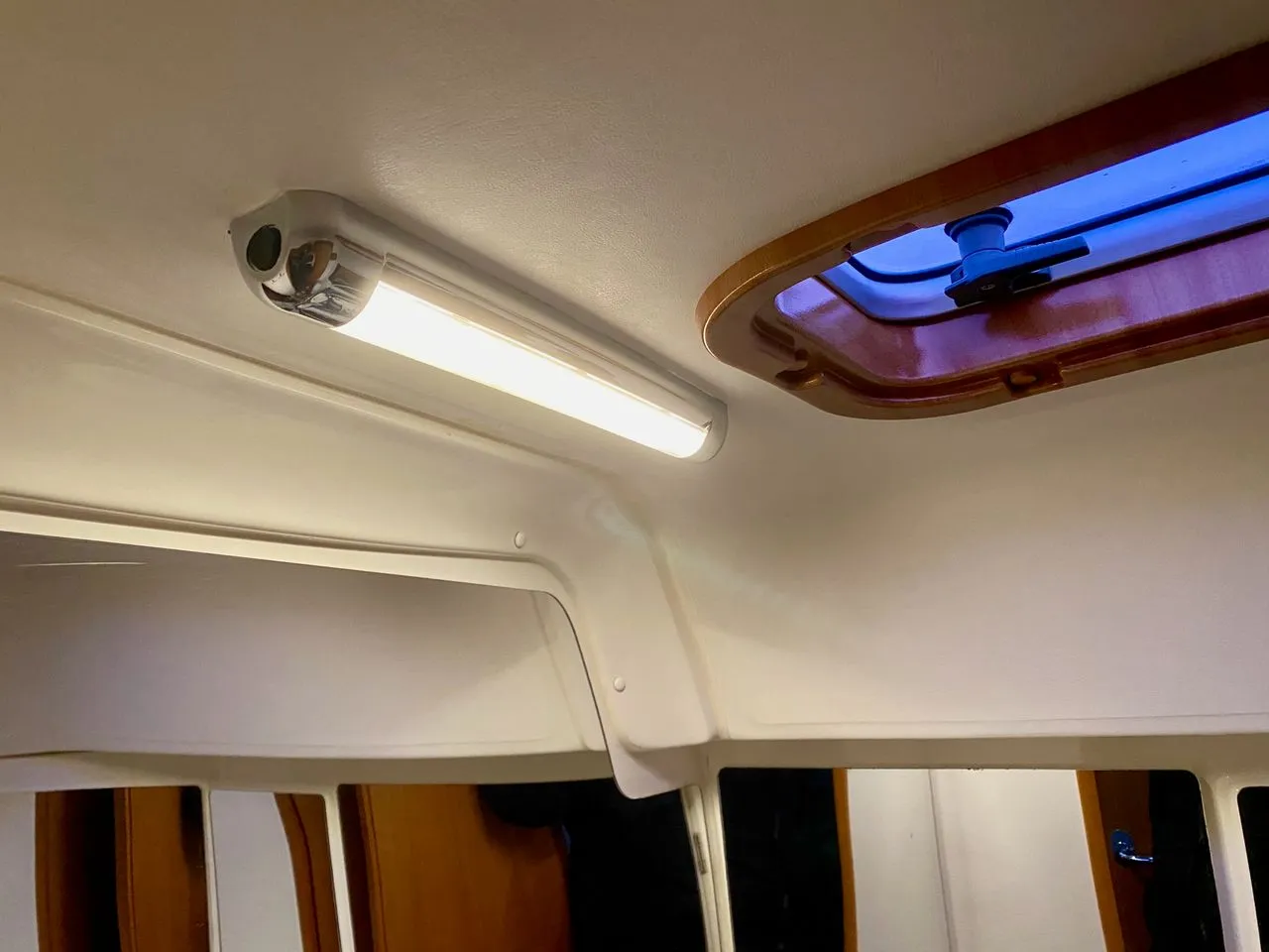 Die auf LED umgebaute Deckenleuchte ist wieder an ihrem Bestimmungsort.