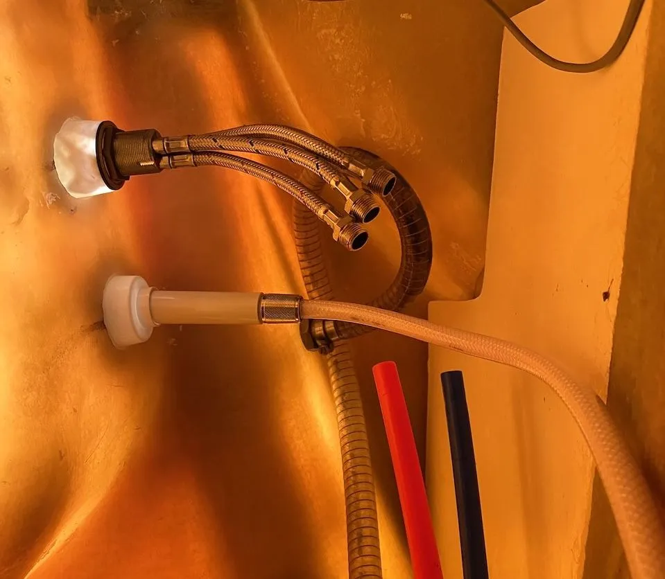 Blick auf die Installation der Heckdusche von innen.